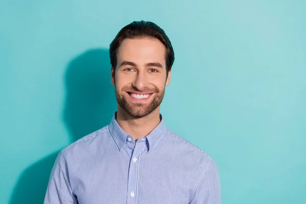 Foto de la alegre empresa jefe ejecutivo brillante sonrisa blanca usar camisa púrpura aislado color turquesa fondo — Foto de Stock