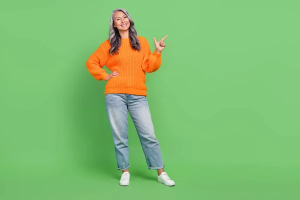 Фотографія повного розміру приємного білого плюс розмір старого індексу леді порожній простір носити светр джинси взуття ізольовані на зеленому кольорі — стокове фото