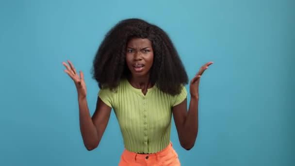 Rozzuřená dáma show znamení střih ruka krk křik izolované modré barvy pozadí — Stock video