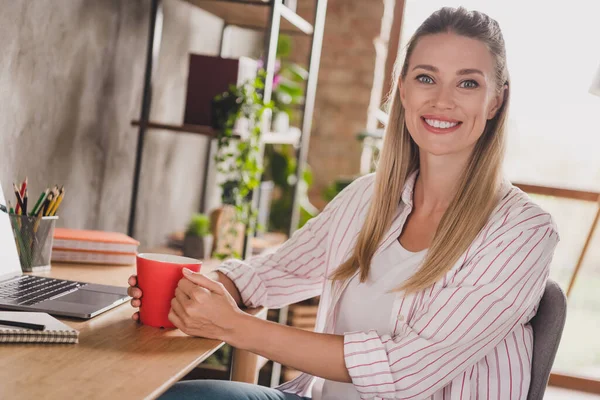 Foto di giovane donna affascinante godere di una tazza calda di cappuccino latte americano pranzo tempo libero al chiuso — Foto Stock