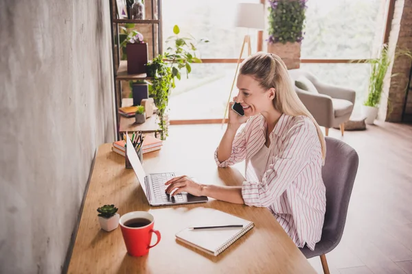 Profilo lato foto di matura bella donna ascoltare conversazione cellulare uso laptop discutere progetto al chiuso — Foto Stock