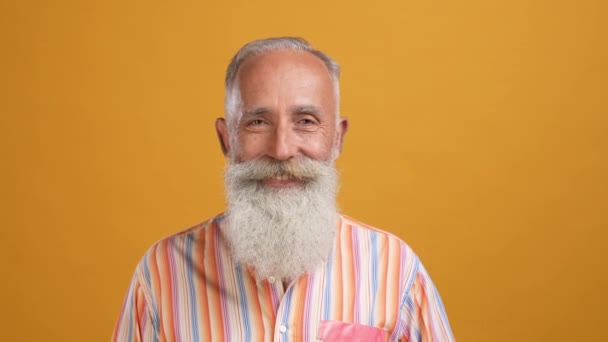 Età uomo spa salone terapia tatto baffi isolato lucentezza colore sfondo — Video Stock
