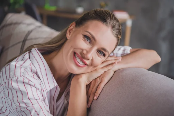 Fotografie hezké dospělé blond dáma spánek nosit bílou košili self-izolace doma v obývacím pokoji sám — Stock fotografie