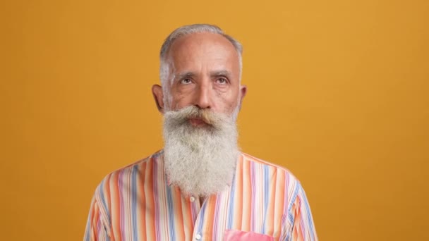 Mind old man unsure find choice look copyspace bright color background isolated — Stock Video