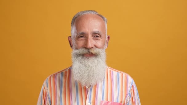 Büyükbaba bak dişlek gülümseme Noel Baba sakalı izole edilmiş parlak renk arkaplan — Stok video