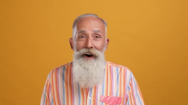 Gläd medelåldern man knytnävar upp uppnå tur isolerad ljus färg bakgrund — Stockvideo