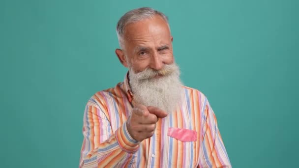 Yaşlı adam aptal görünümü sembol yalıtılmış cyan renk arkaplan kaybeder — Stok video
