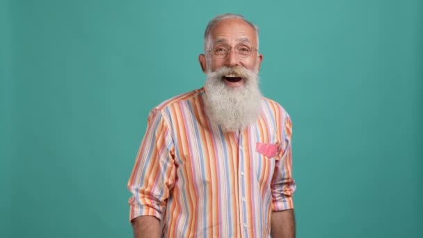 Восхитительный пожилой человек видит продажу радоваться кулаки до аквамариновый цвет фона — стоковое видео