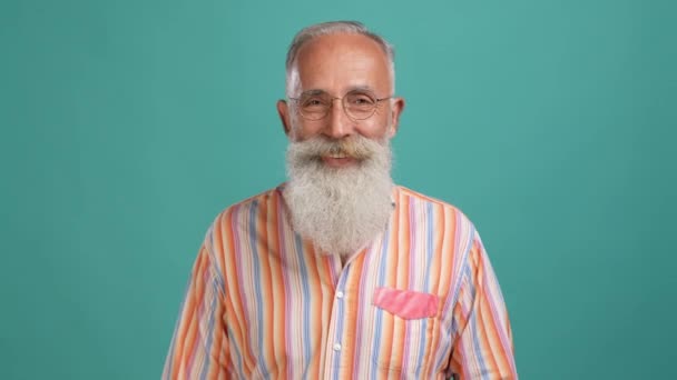 Uomo anziano touch specs godere vista occhio isolato acquamarina colore sfondo — Video Stock