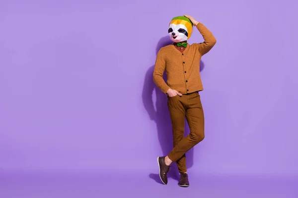 Portrait complet de la tête de panda rouge confiant cool main sur la tête isolé sur fond de couleur violette — Photo