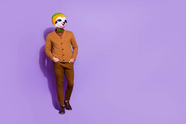 Фотографія повної довжини повільної розпусної голови людини в кишенях, що йдуть ізольовано на фіолетовому кольоровому фоні — стокове фото