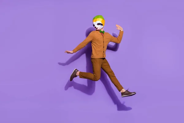 Volledige grootte foto van opgewonden freaky luiaard masker jongen springen plezier geïsoleerd op paarse kleur achtergrond — Stockfoto