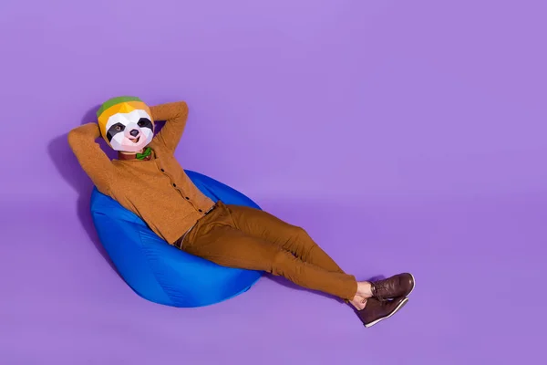 Зверху над високим кутом зору фотографія повного розміру молодого чоловіка сидить на стільці руки за головою мрія ізольовані на фіолетовому кольоровому фоні — стокове фото