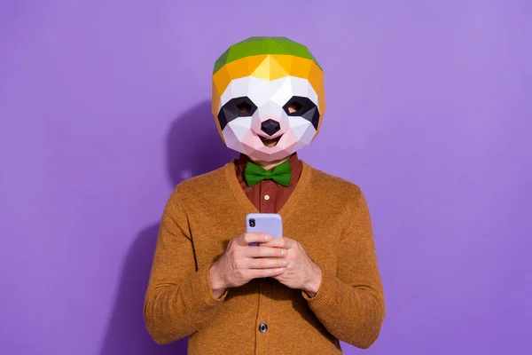 Fotografie mladého muže použít mobilní telefon stáhnout předplatné app chat gadget izolované přes fialové barvy pozadí — Stock fotografie