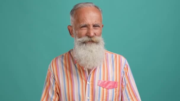 Homem envelhecido não gosta cheiro perto nariz copyspace isolado cor ciano fundo — Vídeo de Stock