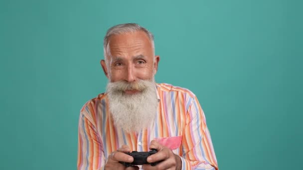 Homem de meia idade viciado jogar perder jogo isolado aquamarine cor fundo — Vídeo de Stock