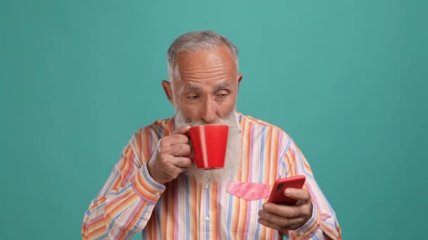 Idős férfi használ eszköz keresés eladás ital ital izolált cián szín háttér — Stock videók