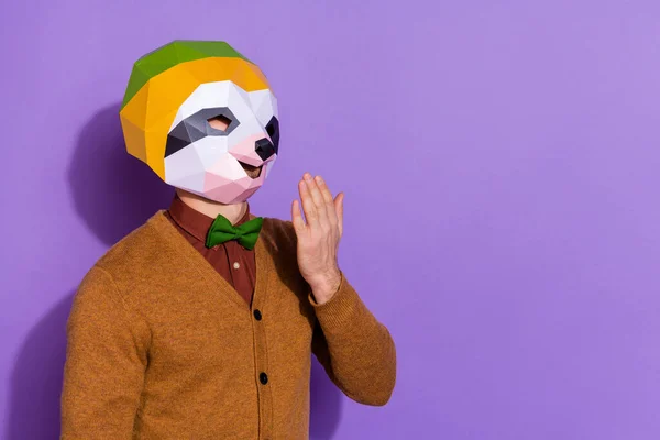 Foto del lado del perfil de un joven bostezando quiere dormir cansado panda rojo aislado sobre fondo de color violeta —  Fotos de Stock
