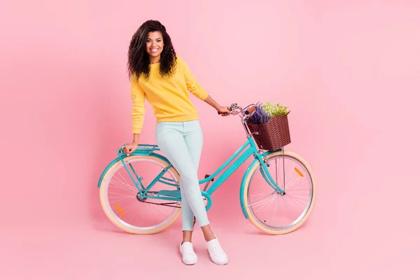 Comprimento total do corpo tamanho vista de linda menina alegre sentado na bicicleta livre fim de semana tempo livre isolado sobre pastel cor-de-rosa fundo — Fotografia de Stock