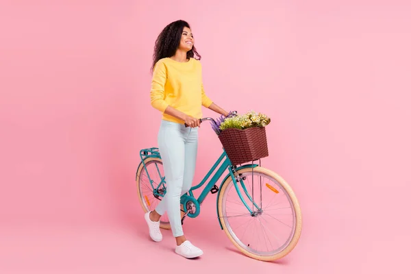 Comprimento total tamanho do corpo vista de menina alegre atraente andar de bicicleta passar o dia tempo isolado sobre pastel cor-de-rosa fundo — Fotografia de Stock