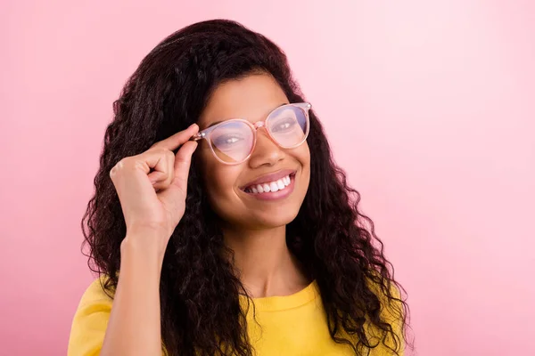 Profil sida foto av ung attraktiv afro flicka glad positiv leende hand touch glasögon isolerade över pastell färg bakgrund — Stockfoto