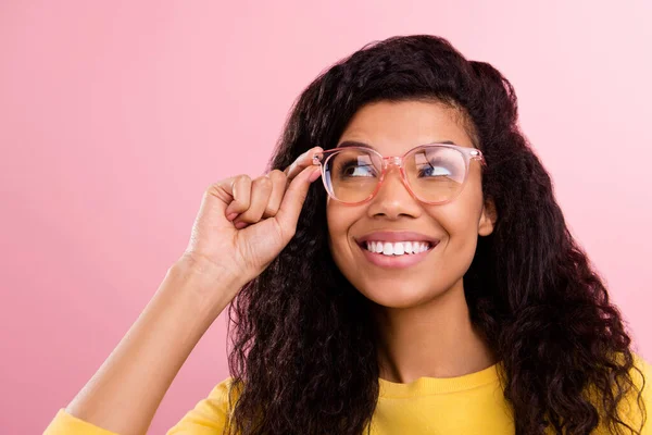 Foto di giovane allegra ragazza afro felice sorriso positivo mano toccare occhiali isolati su sfondo di colore pastello — Foto Stock