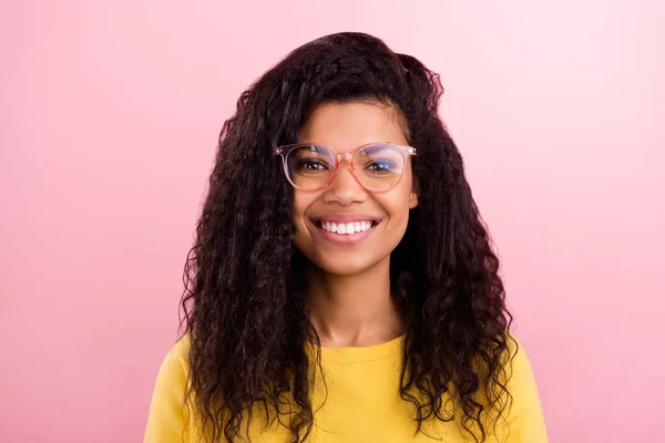 Фото молодої чорної дівчини щаслива позитивна посмішка впевнено носіть окуляри ізольовані на пастельному кольоровому фоні — стокове фото