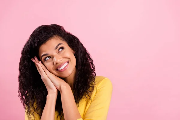 Photo de jeune fille noire heureux sourire positif mains toucher joues rêve regarder vide espace isolé sur fond de couleur pastel — Photo