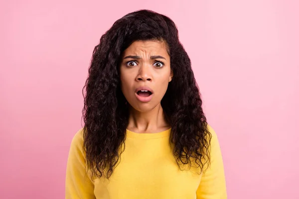 Foto de una joven africana infeliz disgustada sorprendida asustada asustada aislada sobre fondo de color rosa —  Fotos de Stock