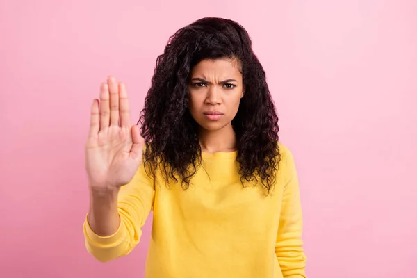 Фото молодой черной девушки несчастный негатив показать ладонь запрет блокировки Отказ изолированы на розовый цвет фона — стоковое фото