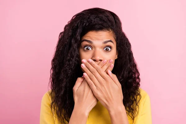 Foto de joven afro chica cerrar boca manos oops no error hablar secreto aislado sobre fondo de color rosa — Foto de Stock