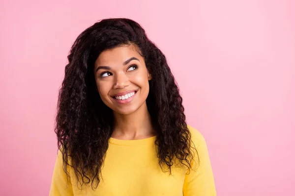 Photo de jeune fille noire joyeuse heureux sourire positif curieux intéressé regarder espace vide isolé sur fond de couleur rose — Photo