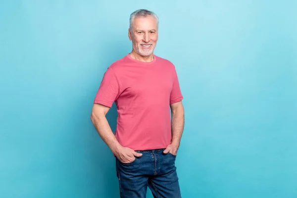 Photo portrait of bearded man pink t-shirt jeans smiling confident isolated pastel blue color background — Stockfoto