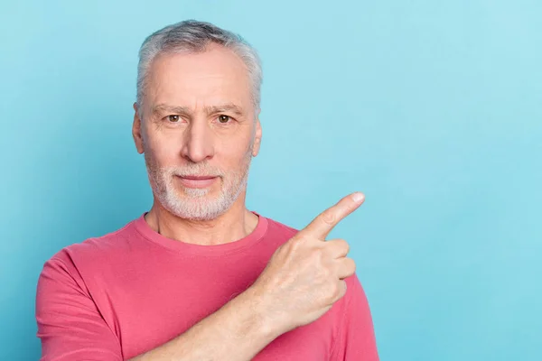 Foto portret senior man wijzend vinger lege ruimte kiezen geïsoleerde pastel blauwe kleur achtergrond — Stockfoto