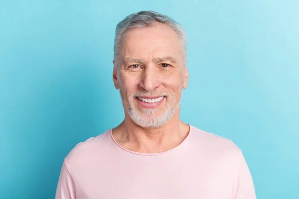 Foto retrato sorridente homem em rosa t-shirt isolado no fundo cor azul pastel — Fotografia de Stock