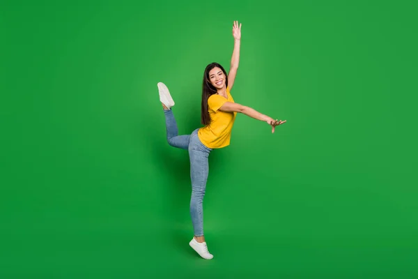 フル長さボディサイズサイドプロフィール写真女の子ブルネットダンスバレエ優雅に隔離された鮮やかな緑色の背景 — ストック写真