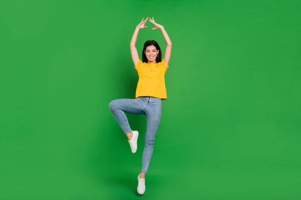Foto de larga duración de la alegre mujer joven activa saltar al aire danza de ballet aislado en el fondo de color verde —  Fotos de Stock