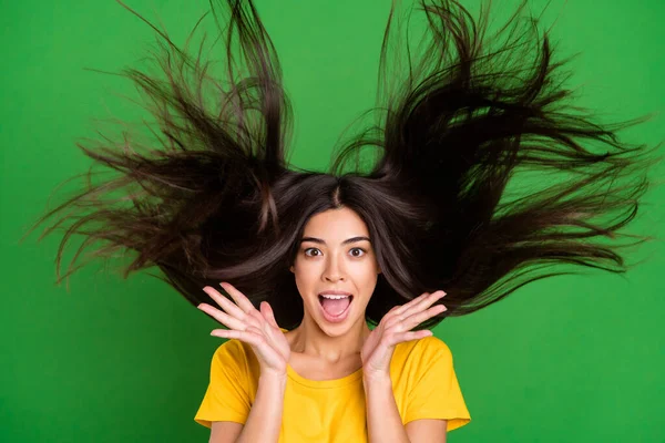 Photo of amazed excited crazy kobieta wiatr cios włosy trzymać za ręce aktualności zniżki izolowane na zielonym tle koloru — Zdjęcie stockowe