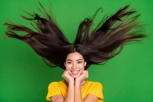Foto di felice bella adorabile giovane donna volare ala colpo capelli faccia pugni isolato su brillare sfondo di colore verde — Foto Stock