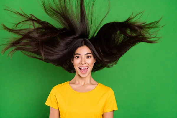 Zdjęcie wesoły zdumiony szczęśliwy młoda kobieta długie włosy mucha dobry nastrój wiadomości izolowane na zielonym tle kolor — Zdjęcie stockowe