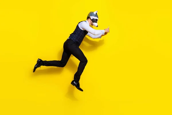 Πλήρης φωτογραφία προφίλ σώματος πλευρά του freaky racoon χαρακτήρα τύπος άλμα τρέχει χρήση συσκευή φορούν κομψό γιλέκο απομονώνονται σε κίτρινο χρώμα φόντο — Φωτογραφία Αρχείου