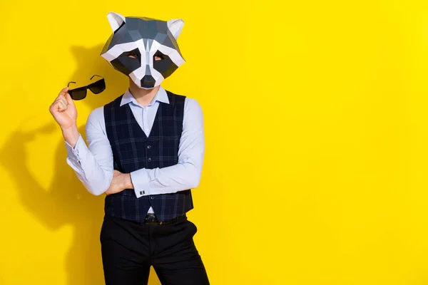 Foto av säker karismatisk kille ta av solglasögon poserar slitage tvättbjörn mask väst isolerad gul färg bakgrund — Stockfoto