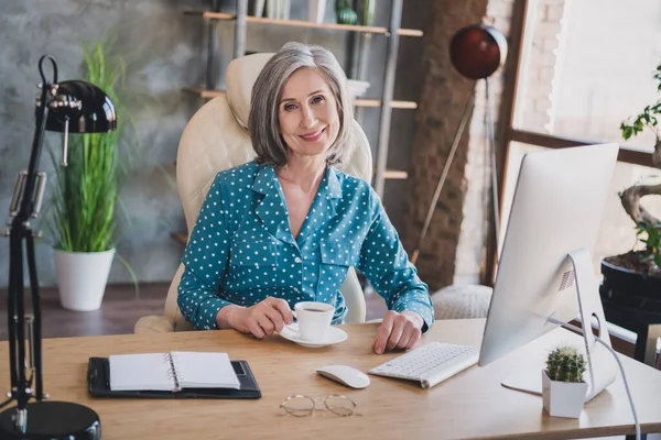 魅力的な素敵な幸せの写真素敵な女性は職場のオフィス内のデスクドリンクコーヒー笑顔に座る — ストック写真