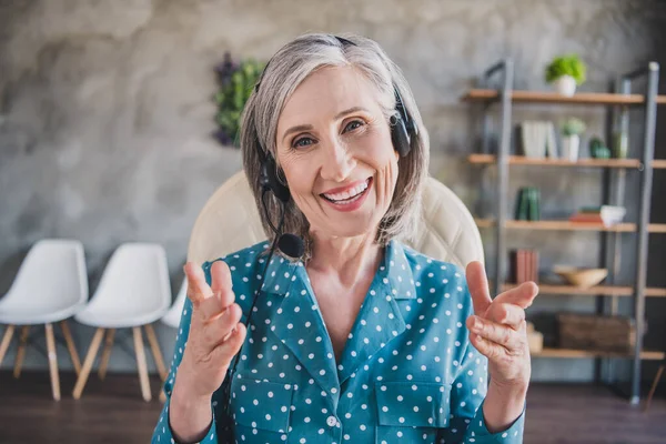 Photo de joyeuse femme âgée heureux sourire positif travail centre d'appel parler microphone aider ligne de soutien à l'intérieur — Photo