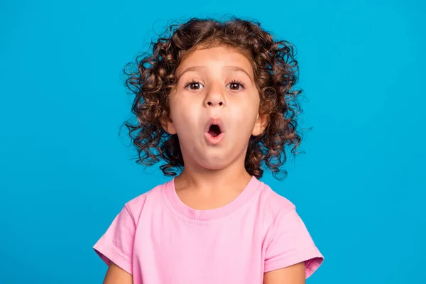 Portret atrakcyjny zdumiony faliste włosy nastolatka dziewczyna dąsać usta wiadomości reakcja odizolowana na żywy niebieski kolor tła — Zdjęcie stockowe