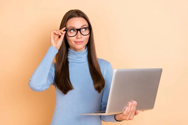 Foto di manager bruna giovane signora tenere laptop look promo usura occhiali blu dolcevita isolato su sfondo di colore beige — Foto Stock