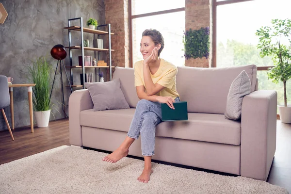 Foto completa di giovane affascinante donna sognante guardare tenere mano libro week-end all'interno della casa casa — Foto Stock