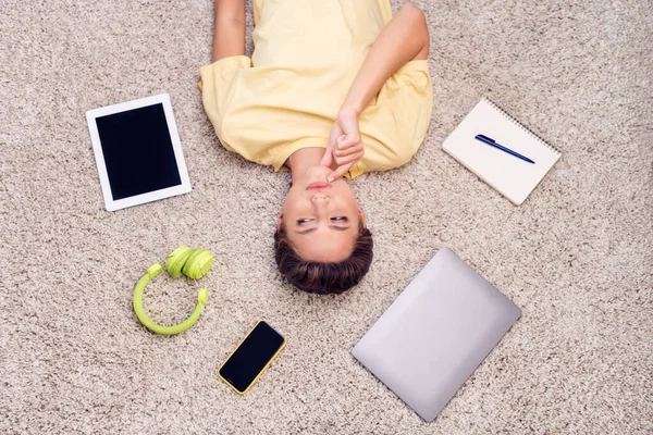 Foto de ángulo alto de encantadora dama joven dudosa usar amarillo camiseta labios de dedo elegir qué hacer en el interior habitación casa — Foto de Stock