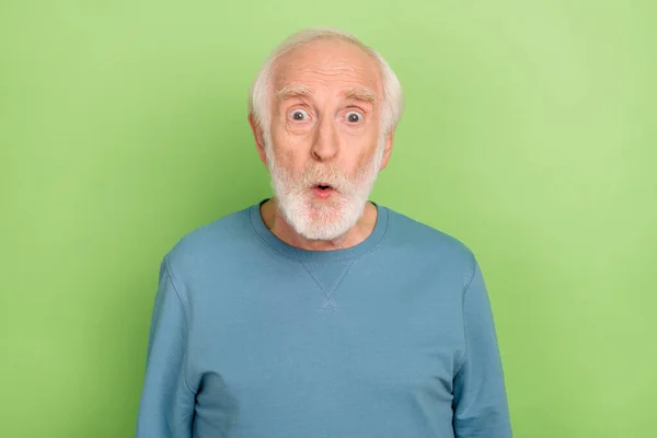 Φωτογραφία του δροσερό γερασμένο γενειάδα άνθρωπος ματιά κάμερα φορούν μπλε πουλόβερ απομονώνονται σε πράσινο φόντο χρώμα — Φωτογραφία Αρχείου