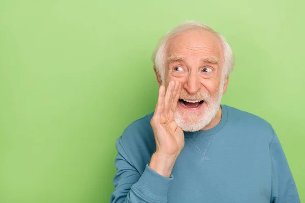 Foto de hooray viejo barba hombre decir usar suéter azul aislado sobre fondo de color verde —  Fotos de Stock